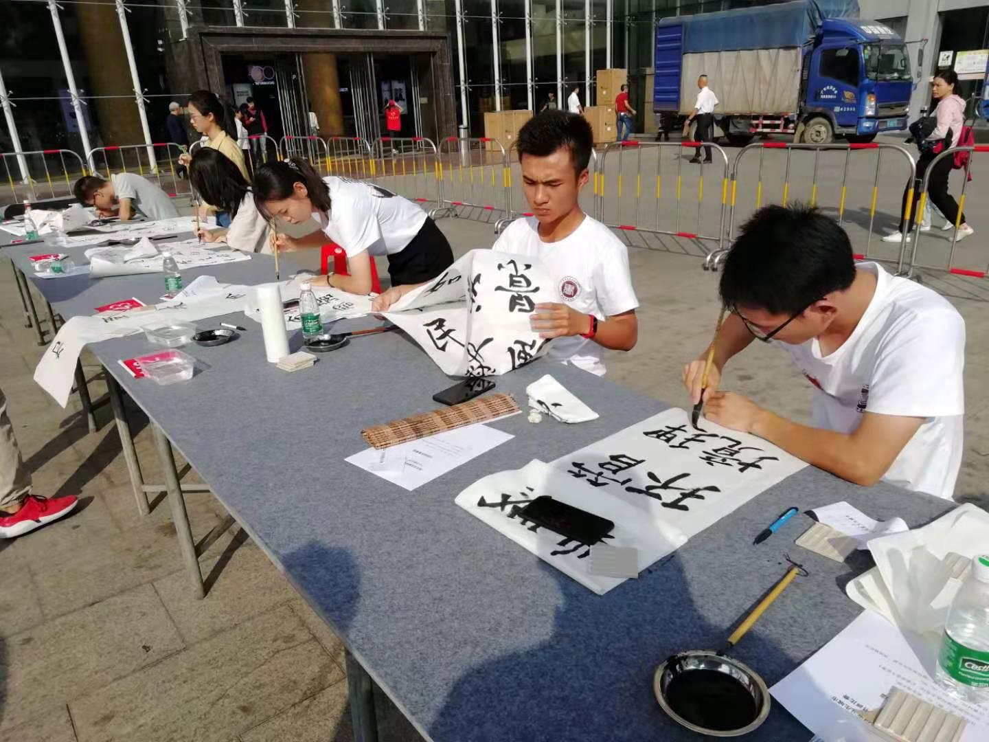 2、（我院学生在现场进行比赛创作）.jpg