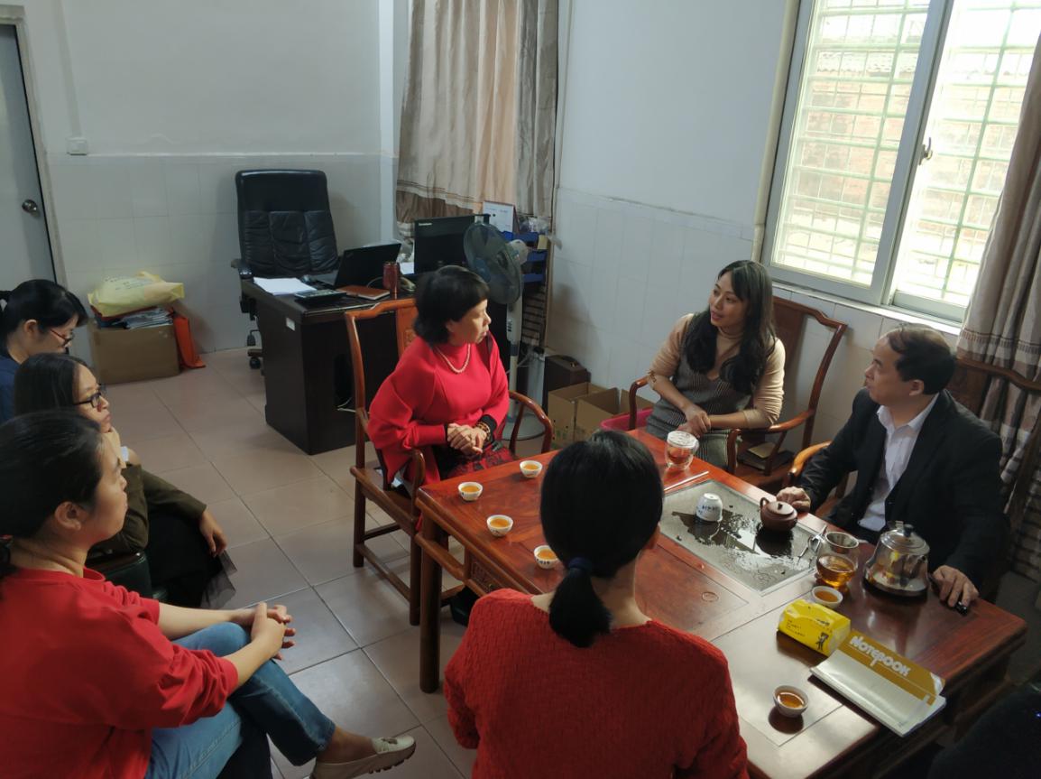 图1：罗肖华主任与紫云轩中药厂厂长杨记宗座谈.jpg