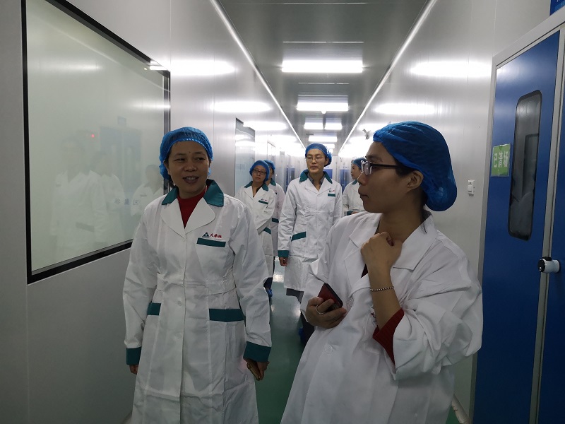 图3🦅🧍🏻‍♂️：人事部主管赖惠娟带队参观生产车间.JPG